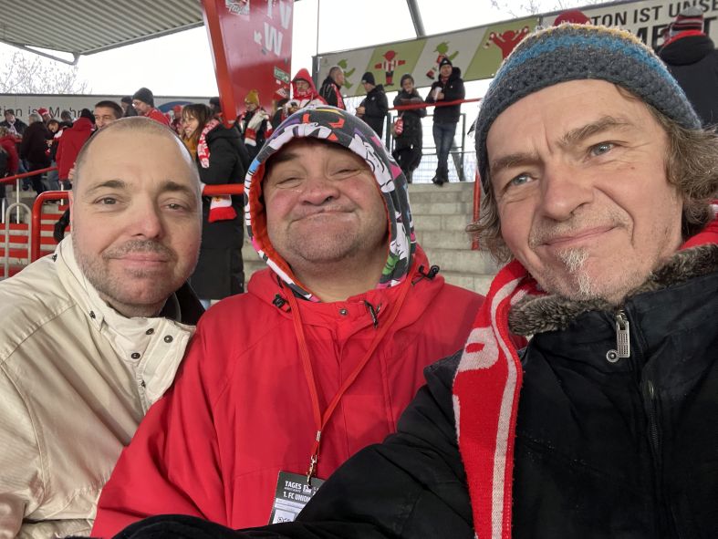 Eingeschworene Union-Fans trafen sich zum Kommentieren des Ligaspiels FC Union-Augsburg.
