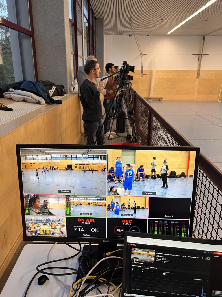 Blick auf die Arbeitsbühne beim Livestream Basketball - die Spiele gibts als Video unter „Filme“